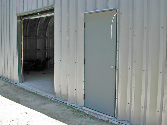 Prefabrykowane hale łukowe - akcesoria każdej hali łukowej: ościeże bramy podnoszonej i drzwi w ścianie szczytowej hal łukowych.