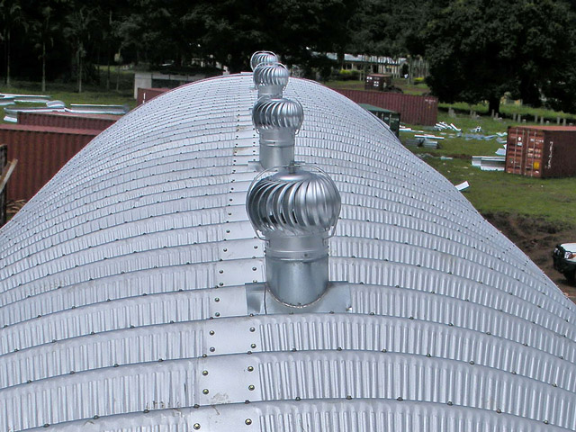 Prefabrykowane hale łukowe - akcesoria każdej hali łukowej: wentylatory turbinowe grawitacyjne montowane do łuków.