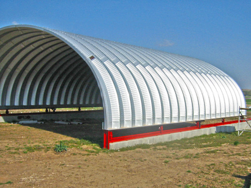 Samonośne hale łukowe - prefabrykowana stalowa hala łukowa - montaż jako dach łukowy, nie utwierdzony na konstrukcji, lecz na rolkach - jako konstrukcja przesuwnego zadaszenia.