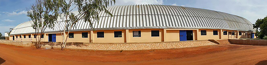 Prefabrykowane, stalowe hale łukowe - hala łukowa zastosowana jako samonośny stalowy dach łukowy budynku.