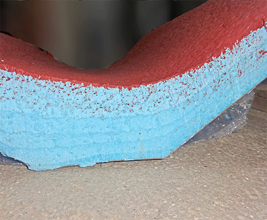 Prefabrykowane hale łukowe (ocieplenie hali łukowej) - każda hala łukowa może być ocieplona izolacją natryskową PUR. Przekrój panela łukowego izolowanego pianką, pokryty farbą Izolbest.
