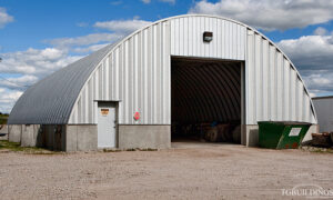 Samonośne hale łukowe - prefabrykowana stalowa hala łukowa jako warsztat, łukowy garaż na maszyny budowlane.