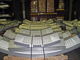 Prefabrykowane samonośne hale łukowe - produkcja hal łukowych TG Buildings, przygotowane do wysyłki palety z halami łukowymi.
