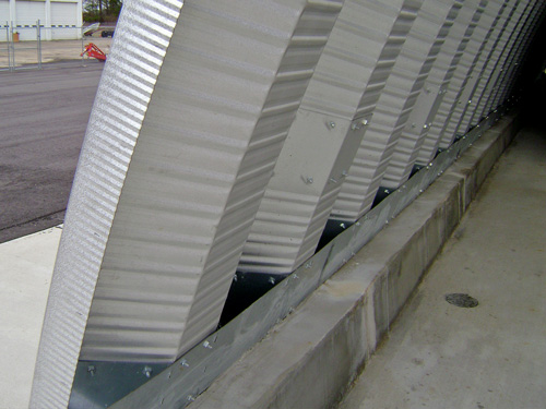 Samonośne hale łukowe - prefabrykowana stalowa hala łukowa - montaż na ściance kolankowej za pomocą konektorów.