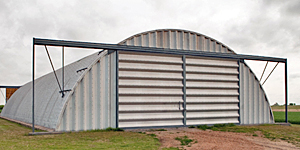 Prefabrykowane hale łukowe dla rolnictwa (typy hal łukowych) - hala łukowa zastosowana jako łukowy magazyn, garaż na maszyny rolnicze.